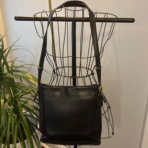 Vintage Coach. Black leather. G7C-9806